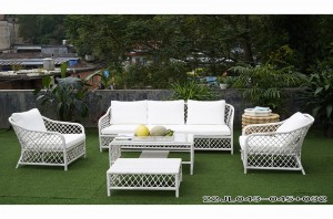 садовый диван из ротанга в лаконичном стиле